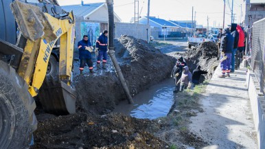 La Municipalidad trabaja en la reparación de un caño de impulsión en un barrio de Río Gallegos 