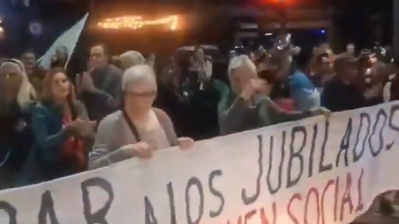 Hubo cacerolazo de jubilados en Olivos por el asado de Milei con diputados que apoyaron el veto