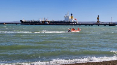 Vídeo: investigan si se produjo un nuevo derrame de petróleo a kilómetros de Río Gallegos  