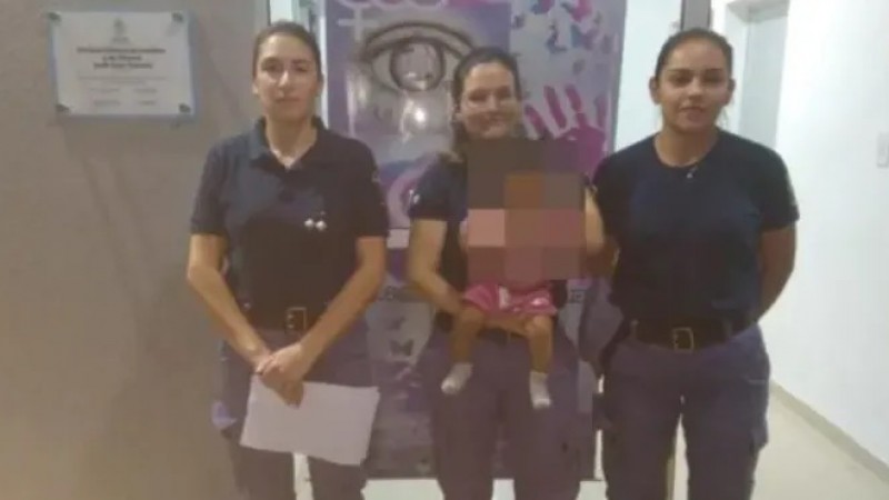 Horror: "No vuelvan con la beb porque van a ligar": mand a sus hijas a regalar a su hermanita