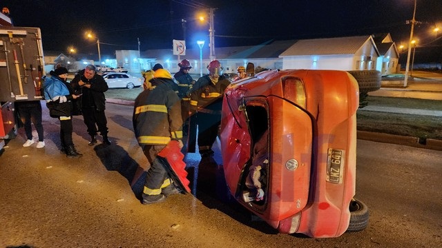 Impactante accidente de un conductor alcoholizado que choc dos autos y volc