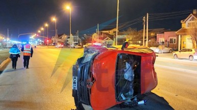 Impactante accidente de un conductor alcoholizado que chocó dos autos y volcó