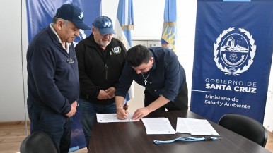 Salud entrega una ambulancia en Puerto Santa Cruz