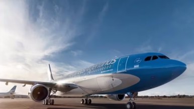 Por qué Milei quiere vender Aerolíneas Argentinas y qué va a pasar con los paros 