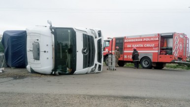 Volcó un camión en un ingreso a Caleta Olivia, el conductor quedó atrapado, pudo salir solo, pero tuvo una hemorragia y terminó con cuello ortopédico  