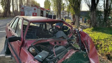 Perdió el control del auto, se cruzó de carril y murió tras chocar contra un colectivo