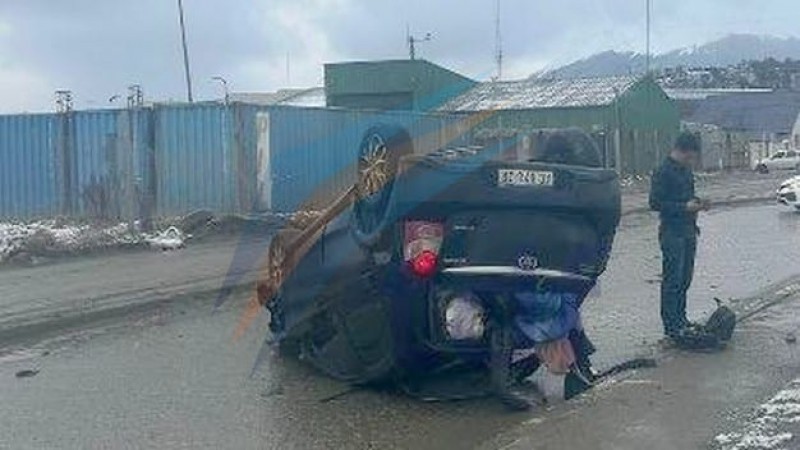 Choque y vuelco dej un conductor hospitalizado