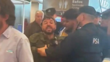 Video: escracharon a Juan Grabois en el aeropuerto de Ezeiza y debió intervenir la policía