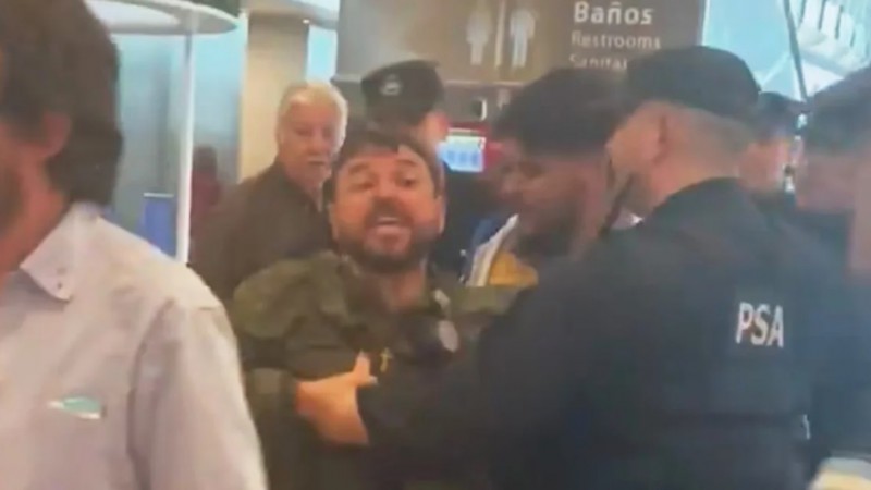 Video: escracharon a Juan Grabois en el aeropuerto de Ezeiza y debi intervenir la polica