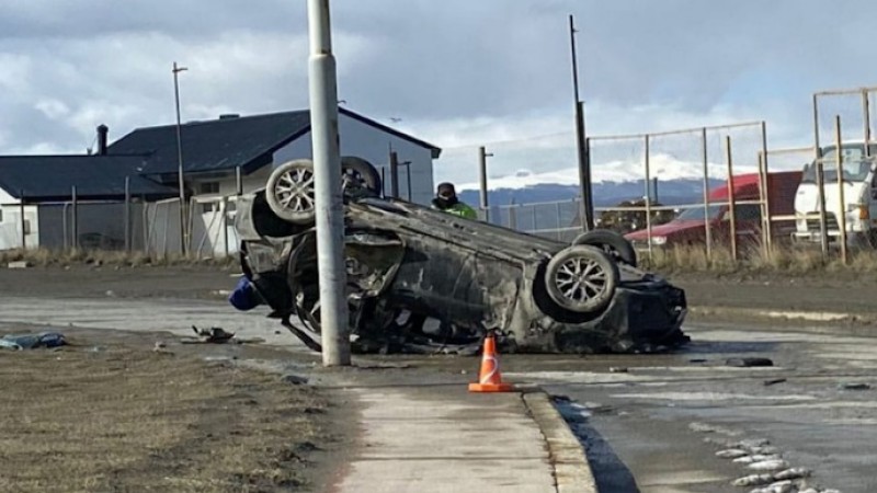 Choque y vuelco termina con un conductor alcoholizado fue hospitalizado