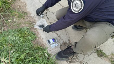 Los detuvieron en Santa Cruz con casi 20 gramos de marihuana: una es una menor de 14 años y uno de los hombres tenía dos pedidos de captura 