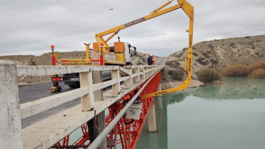 Siguen los trabajos de mantenimiento en el puente  entrada a Piedra Buena 