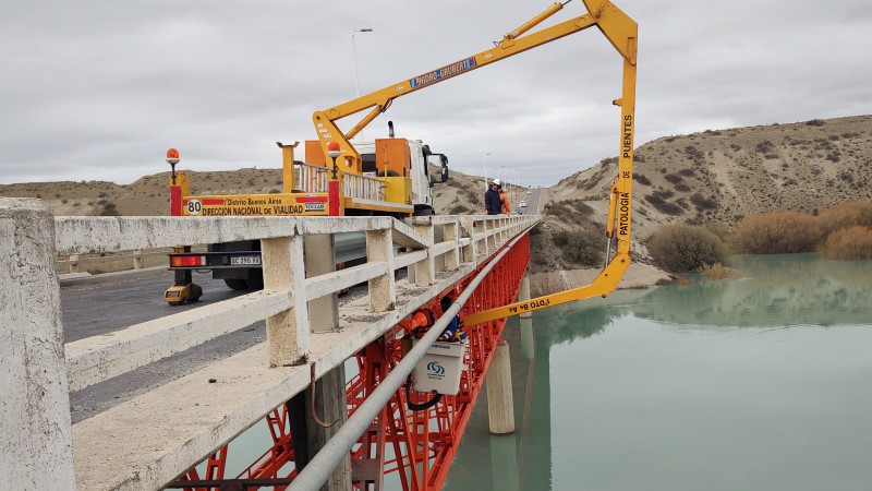 Contina el mantenimiento en el puente en entrada a Piedra Buena