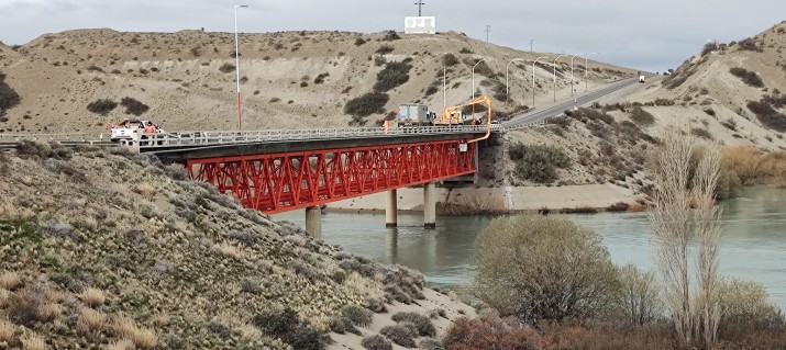 Siguen los trabajos de mantenimiento en el puente  entrada a Piedra Buena 