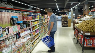 El consumo de los hogares cayó 1,8% en agosto y preocupa el impacto de la suba de tarifas