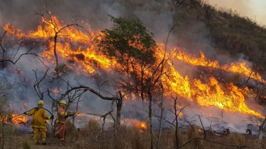 Colaboración: 32 bomberos de Chubut viajaron a combatir los incendios en Córdoba  