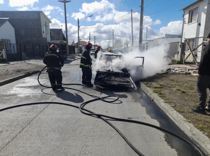 Ro Gallegos: llev el auto al taller mecnico, lo retir y al otro da se le prendi fuego en plena calle  