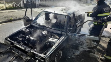 Río Gallegos: llevó el auto al taller mecánico, lo retiró y al otro día se le prendió fuego en plena calle  