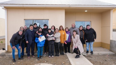 Gobierno entregó viviendas a familias de Río Gallegos