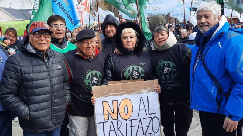 "Con la suba de servicios, con cifras exorbitantes, el trabajador del Estado utiliza prstamos y tarjeta de crditos para poder hacerle frente", sostuvo Sutherland. (Foto : ATE Santa Cruz).