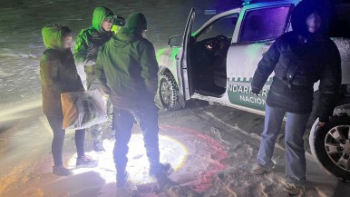 Santa Cruz: gendarmes asistieron a dos familias que estaban varadas en un paso fronterizo