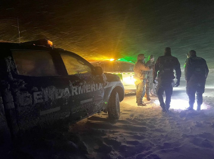 Santa Cruz: gendarmes asistieron a dos familias que estaban varadas en un paso fronterizo