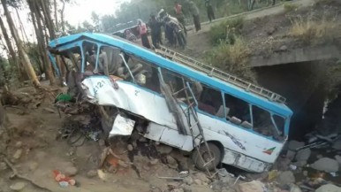 Trágico accidente: volcó un autobús y hubo 28 muertos y 19 heridos