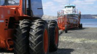 Grave accidente en la Patagonia: un trabajador fue aplastado por un tractor cuando remolcaban una embarcación