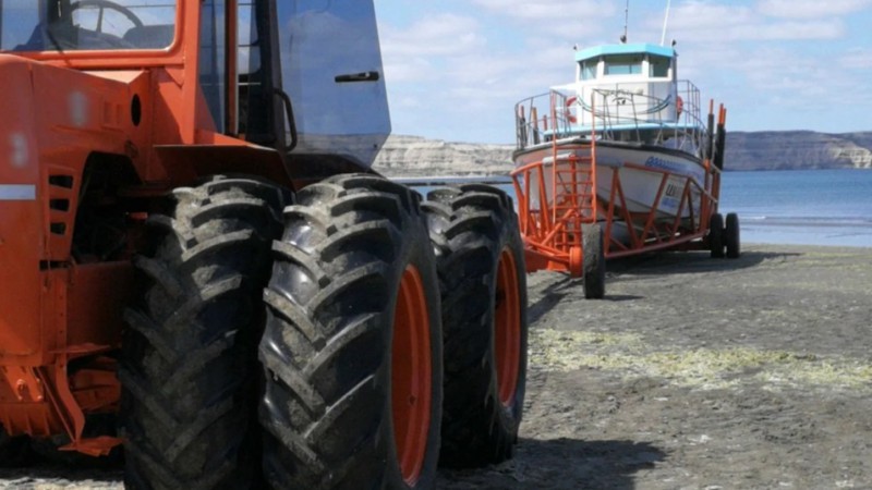 Grave accidente en la Patagonia: un trabajador fue aplastado por un tractor cuando remolcaban una embarcacin