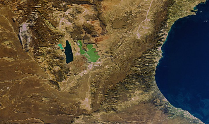 Una imagen satelital de 2011 muestra el lago Musters y el lago Colhu Huapi. Foto: The Guardian.