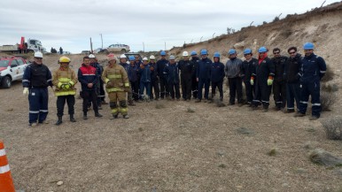 Caleta Olivia: bomberos dictan capacitación en trabajo en altura 