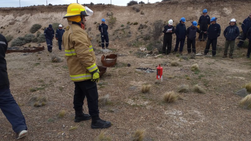 Realizan capacitacin en uso de extintores porttiles en una localidad de Santa Cruz 