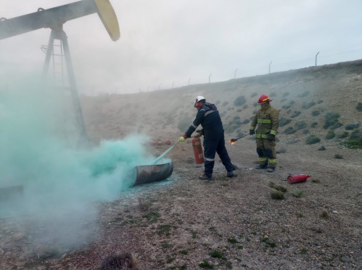 Realizan capacitacin en uso de extintores porttiles en una localidad de Santa Cruz 