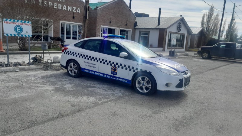 El grave incidente ocurri en la estancia "Punta del Monte", ubicada a 250 km de Ro Gallegos, donde el capataz de la estancia, un hombre de 35 aos, fue vctima de tres disparos de arma de fuego.