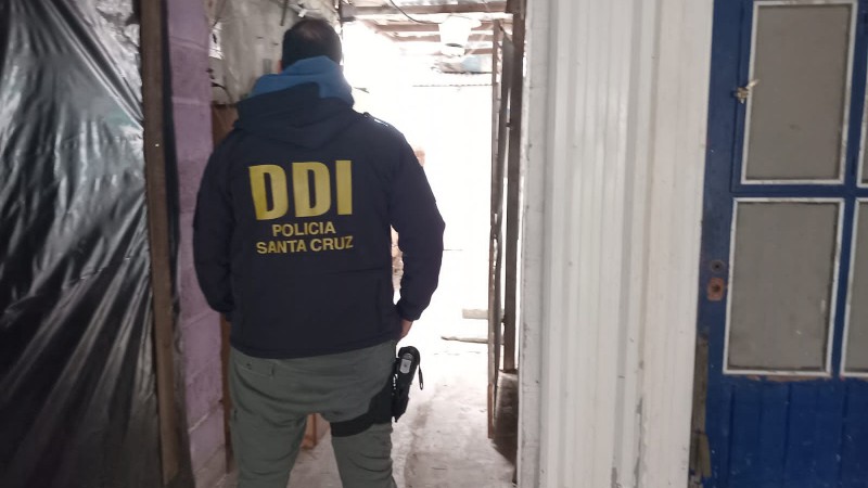 Efectivos de la Divisin de Investigaciones (DDI) de Pico Truncado llevaron a cabo un allanamiento en el domicilio ubicado en Pellegrini al 500