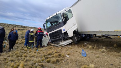 Accidente en Santa Cruz: se descompensó en su camión, terminó en la banquina y debió ser hospitalizado por lesiones  