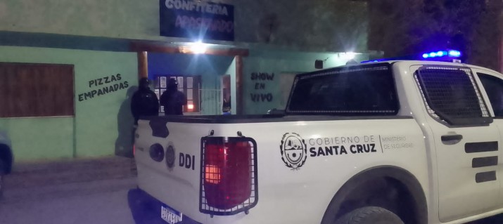 Operativos en Santa Cruz: clausuraron tres bares y agarraron a dos personas que vendan alcohol clandestinamente con ms de 100 botellas 