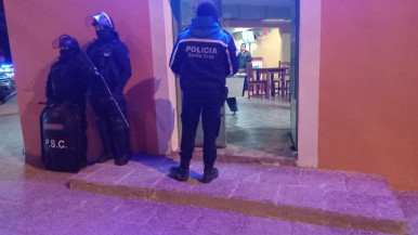 Operativos en Santa Cruz: clausuraron tres bares y agarraron a dos personas que vendían alcohol clandestinamente con más de 100 botellas 