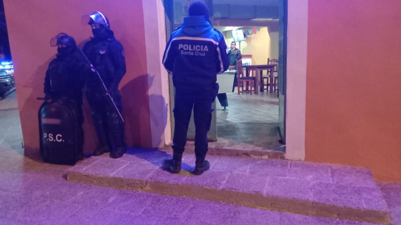 Operativos en Santa Cruz: clausuraron tres bares y agarraron a dos personas que vendan alcohol clandestinamente con ms de 100 botellas 