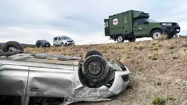 Volcaron en la ruta 40 y fueron rescatados por soldados del Ejército  