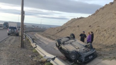 Conductor en estado de ebriedad perdió el control del auto y terminó volcado en la Ruta 3