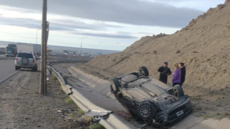 Conductor en estado de ebriedad perdi el control del auto y termin volcado en la Ruta 3