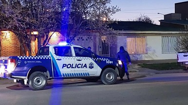 Un hombre chocó contra un local, huyó armado del lugar y habría ingresado en la casa de un ministro