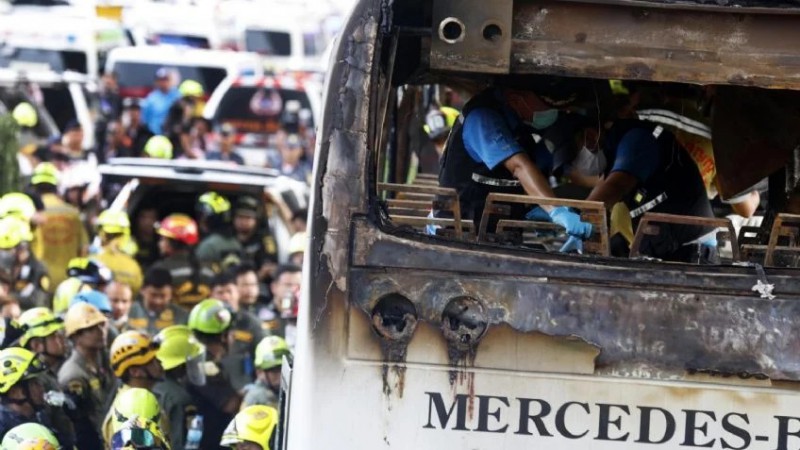 Impactante incendio de un micro escolar en Tailandia: al menos 25 muertos