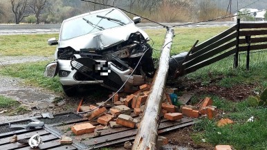 Vive a metros de la Ruta 40 y es la quinta vez que un auto despista por el estado del asfalto y termina en su patio