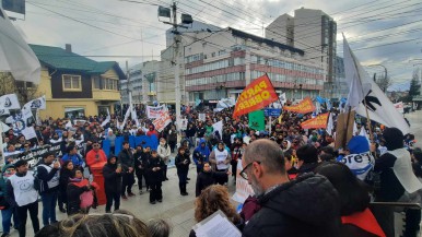 Movilización en Río Gallegos contra el ajuste en la educación: reclamaron más fondos para las universidades públicas 