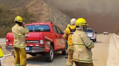 Los bomberos siguen combatiendo el fuego 