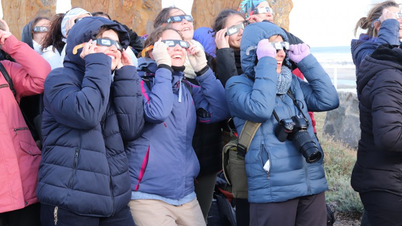 San Julin: realizaron una caminata comunitaria para ver el eclipse desde el punto ms alto de la zona 