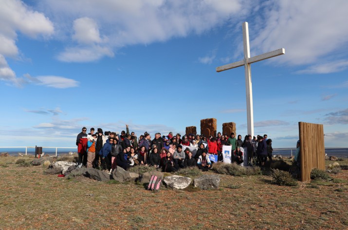 San Julin: realizaron una caminata comunitaria para ver el eclipse desde el punto ms alto de la zona 