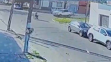 Video: atropellaron a un joven en silla de ruedas a quien debieron amputarle una pierna 